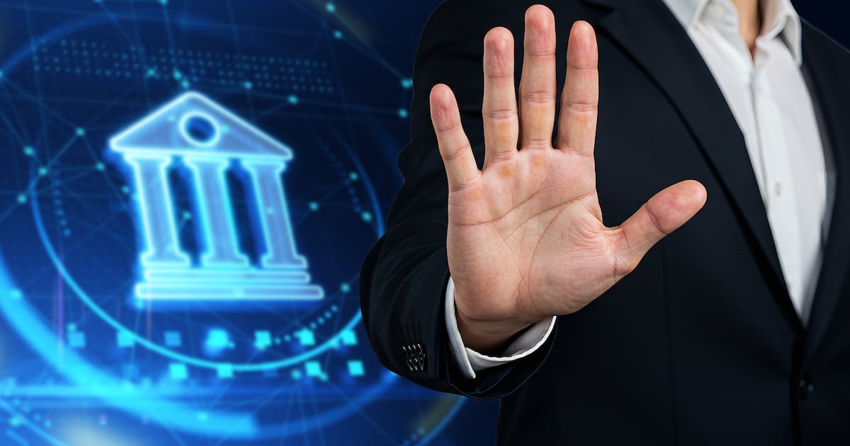 El aviso del Departamento del Tesoro pide a los bancos estar alertas a 'señales' de que una persona se encuentra en EU de manera ilegal.