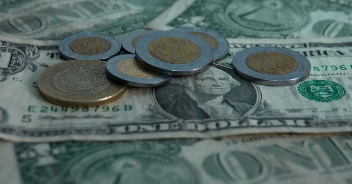 En ventanillas bancarias, el precio del dolar ahora se coloca en los 17.68 pesos cada uno. (Foto: Cuartoscuro)