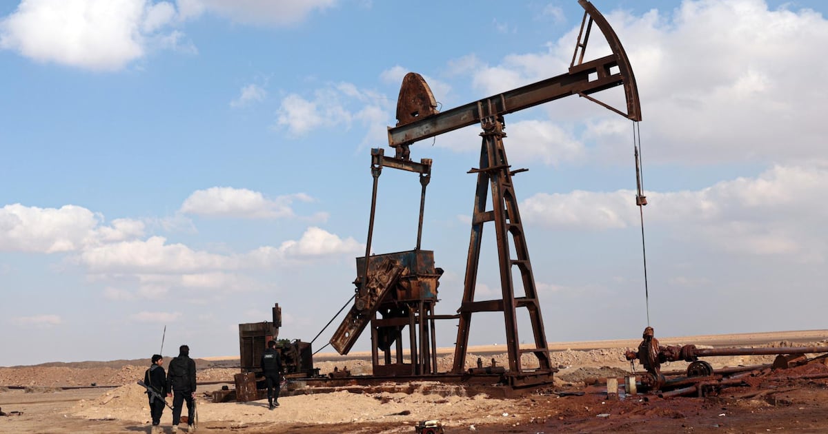 El aumento en el precio del petróleo responde al cierre del Estrecho de Ormuz.