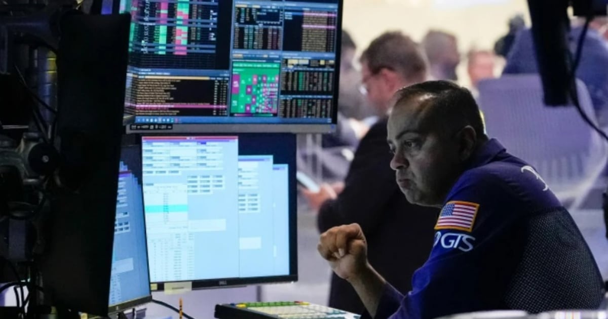 Asi operan la Bolsa Mexicana de Valores y Wall Street este 26 de agosto. (AP)
