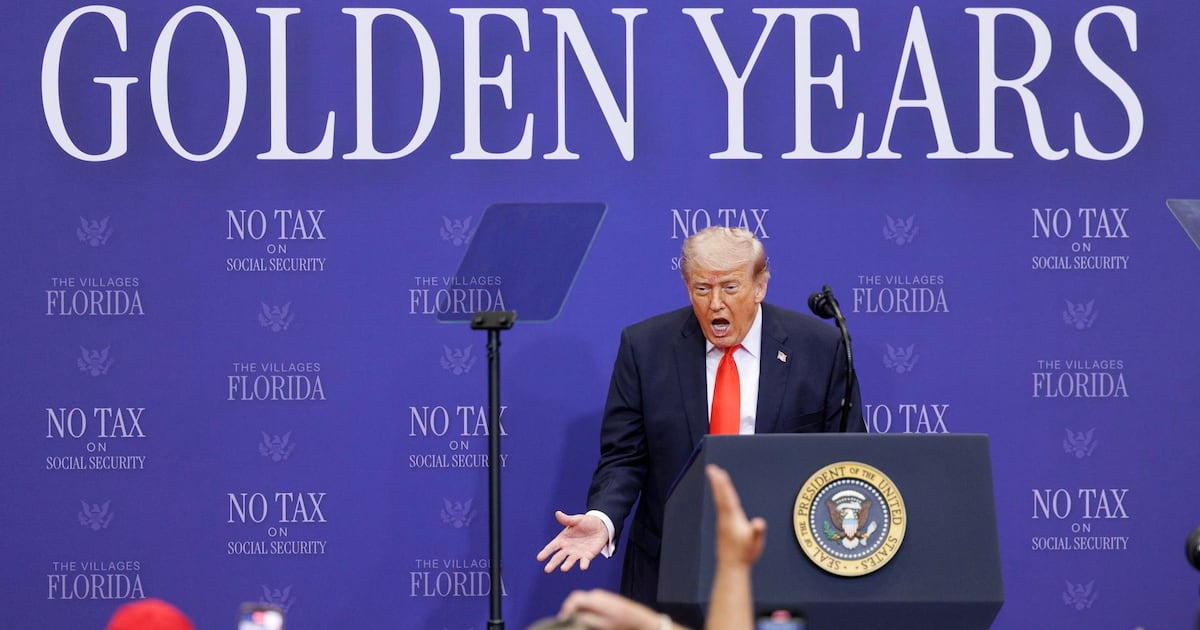 Donald Trump ha ordenado colocar su nombre y cara a diversas instituciones y monedas. (Foto: EFE)