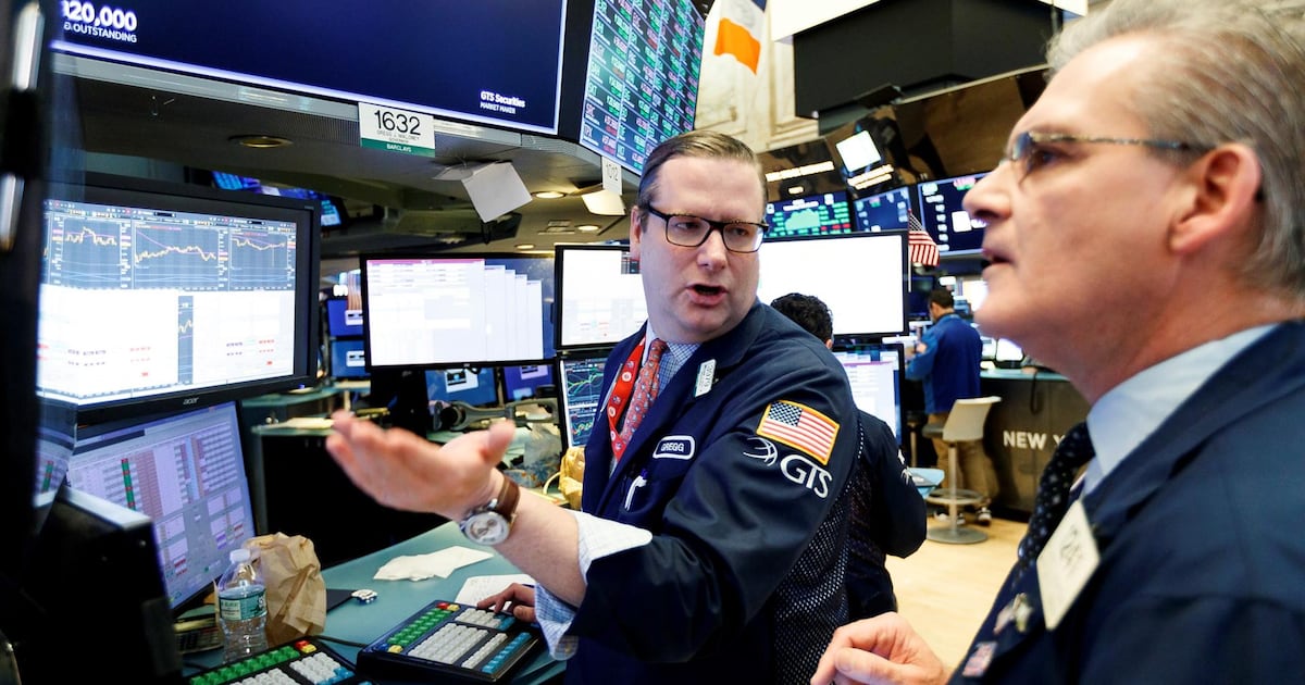 Asi cotizan la BMV y Wall Street este 19 de marzo. (EFE).