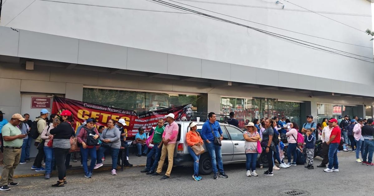 Un contingente se traslado a la colonia Universal, donde se encuentra un centro comercial tambien con instalaciones de bancos. (Rosario Garcia).