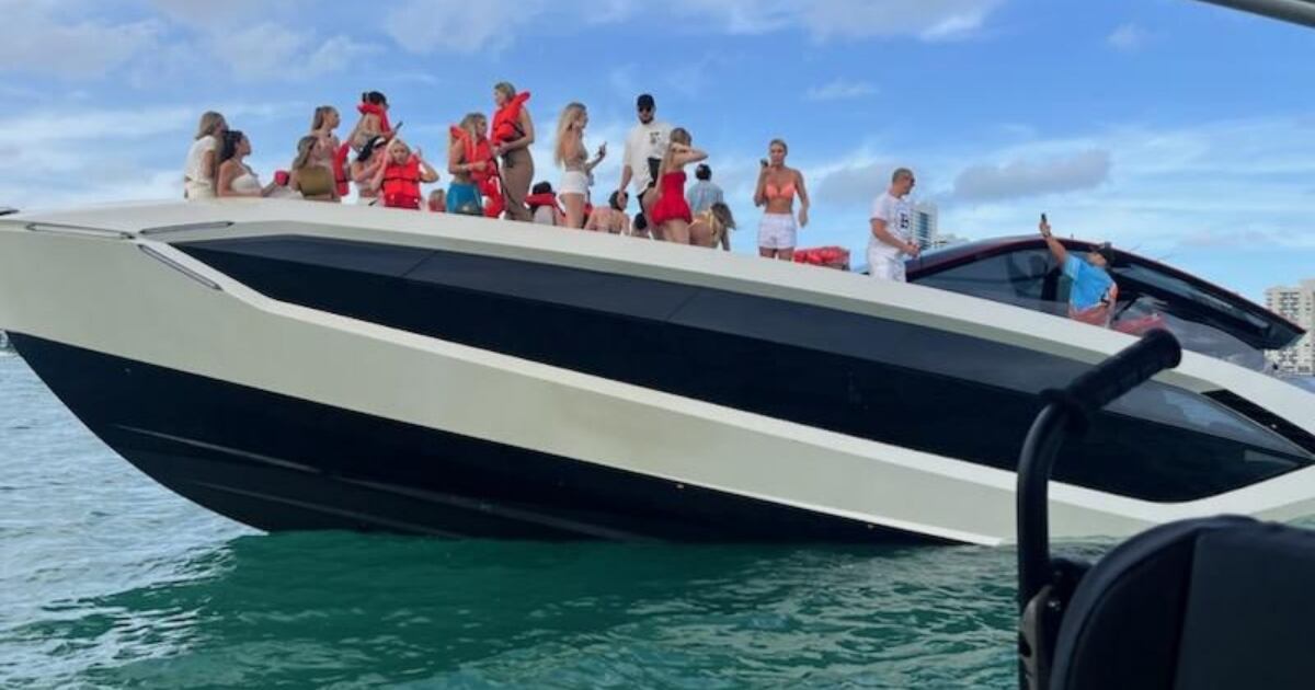 Mas de 30 influencers fueron rescatados de un yate Lamborghini tras hundirse por exceso de peso en Miami.
