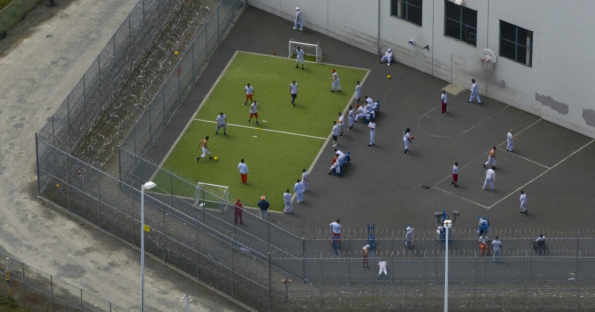 Detenidos en un area de recreacion al aire libre en el Centro de Procesamiento de ICE del Noroeste, administrado por GEO Group, en Tacoma, el 2 de mayo.