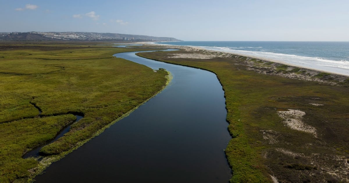 Las aguas residuales sin tratar y de olor fetido que desembocan en el oceano Pacifico. (Foto: Shutterstock)