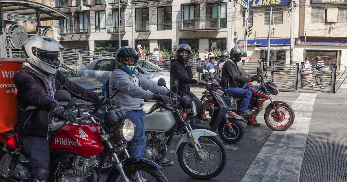 Motociclistas ofrecieron viajes de Bellas Artes al Metro Allende de la CDMX. (Cuartoscuro).