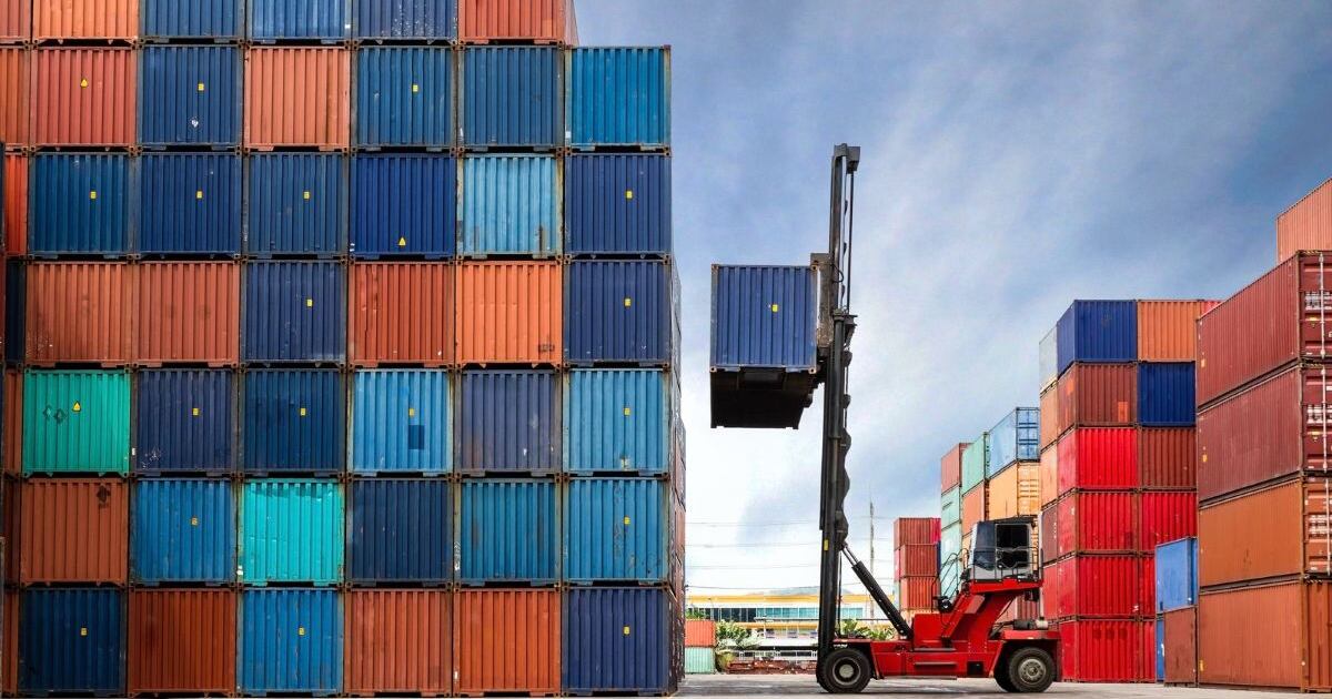 El otro argumento para imponer las tarifas es aún mas absurda, ya que argumenta en favor de que los productores estadounidenses cierren sus plantas en México y regresen sus inversiones hacia Estados Unidos.