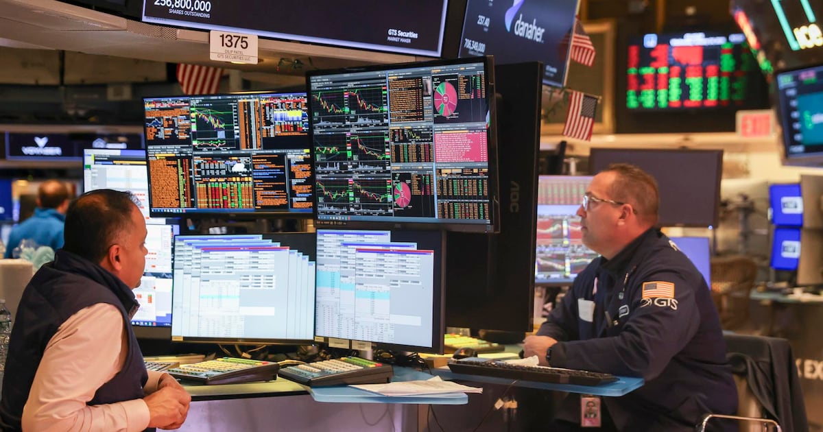 Asi operan Wall Street y la Bolsa Mexicana de Valores este 22 de julio. (EFE).