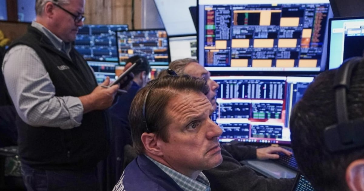 Asi operan Wall Street y la bolsa Mexicana de Valores este 16 de julio. (AP).
