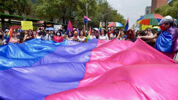 Asisten 250 mil a marcha LGBT+ en CDMX; entregan pliego petitorio a Sheinbaum  