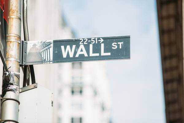 Volatilidad le da ‘un llegue’ a Wall Street; cierra con números rojos por tecnológicas
