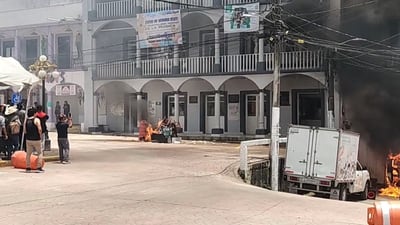 Pobladores de Zacualtipan queman casa del alcalde; exigen justicia por asesinato a manos de policías