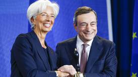 En discurso de despedida, Draghi pide apoyo fiscal para la zona euro