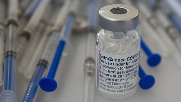 AstraZeneca, bajo la lupa: Admite que su vacuna COVID puede causar trombosis ‘en casos raros’