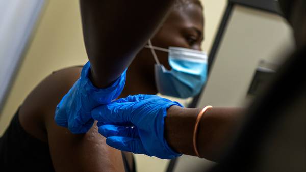 Sudáfrica no espera aprobación y aplicará vacuna COVID de Johnson & Johnson a personal médico