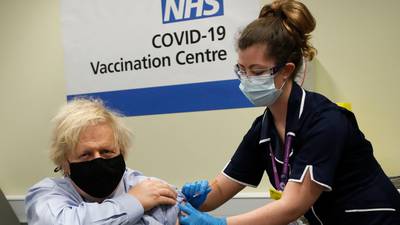 'Este es el camino' británico: Mitad de adultos en Reino Unido ya recibieron al menos una vacuna COVID 