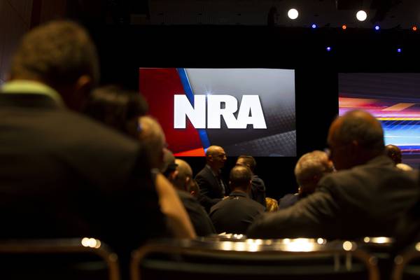 Fabricante del arma usada en tiroteo en escuela de Texas no asistirá a evento de la NRA