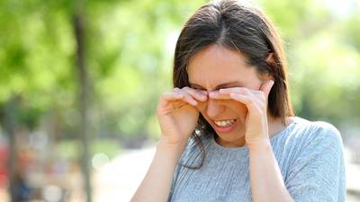 Síntomas inusuales del COVID: Así ataca el virus a los ojos