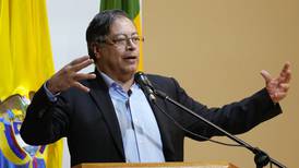 Gustavo Petro jura como primer presidente de izquierda en Colombia