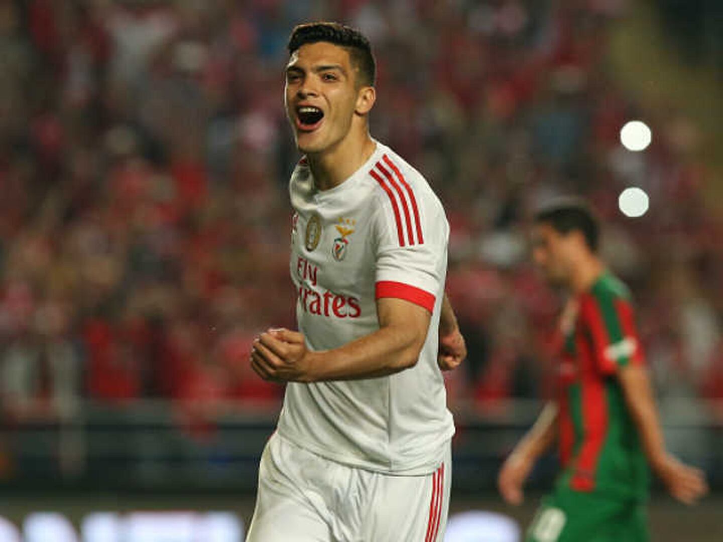 El delantero mexicano del Benfica se divierte en días libres