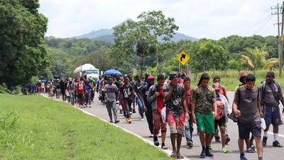 Nueva caravana migrante avanza desde Chiapas tras agresiones de la Guardia Nacional