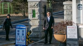 Vicepresidente de Samsung sale de prisión