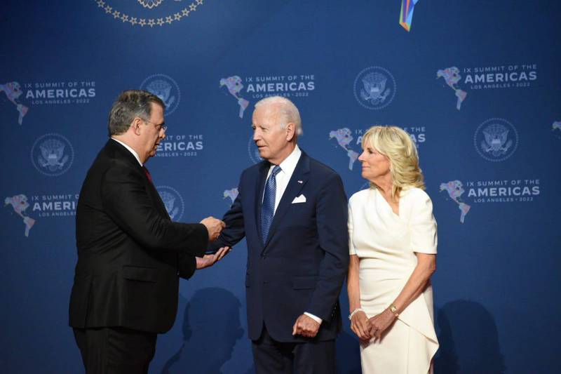 El canciller de México (izquierda) conversando con el presidente de EU, Joe Biden y su esposa, Jill.