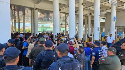 Migrantes venezolanos protestan en el Puente Internacional I de Nuevo Laredo por abusos y corrupción