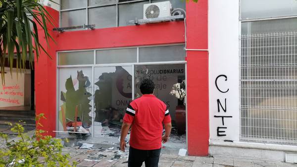 ‘Primera llamada’: Maestros de la CNTE destrozan oficinas de Morena, PRI y MC en Chiapas