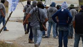 Autodefensas mantienen bloqueo en carretera de Guerrero