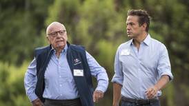 Murdoch 'corona' su carrera con venta multimillonaria a Disney