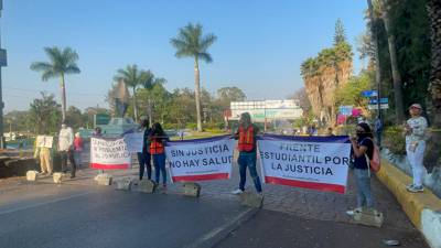 Bloquean accesos a Cuernavaca por asesinato de tres jóvenes