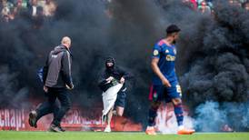 Suspenden juego del Ajax por disturbios de aficionados tras descenso del Groningen