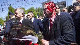 Manifestantes en Polonia arrojan pintura roja a embajador ruso; ‘asesinos’, le gritan