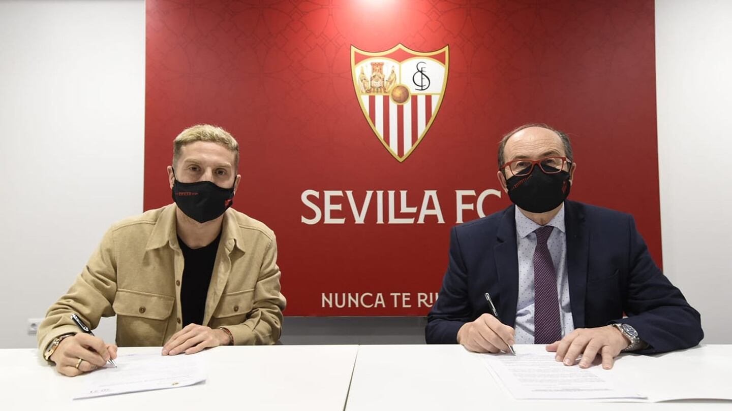 Sevilla hizo oficial la contratación de 'Papu' Goméz