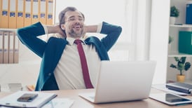 Cinco ejercicios para combatir malas posturas en la oficina