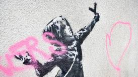 Protegen obra de Banksy realizada por el Día de San Valentín que fue vandalizada