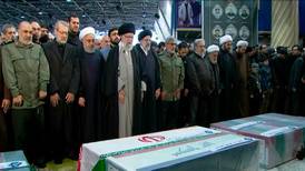 Ayatolá llora y reza ante féretro de Soleimani, alto comandante iraní asesinado en ataque de EU