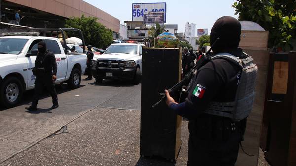Tras ser captado con una mujer encapuchada, fiscal de Guerrero renuncia 