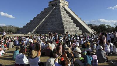 Chichén Itzá: Agreden a turista por haber escalado la pirámide de Kukulcán