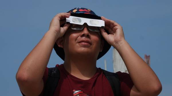 Eclipse Solar 2024 en México: ¿Dónde conseguir lentes para verlo este 8 de abril?
