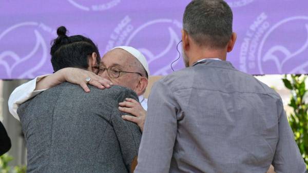 Así fue el abrazo del Papa Francisco a un israelí y un palestino: ‘El sufrimiento de dos pueblos’ 