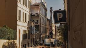 Derrumbe de edificio en Francia deja 4 fallecidos; continúa la búsqueda de personas entre los escombros