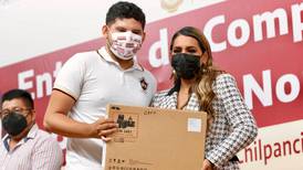 Entregan computadoras a mil 305 estudiantes normalistas en Guerrero