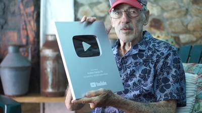Andrés García recibe reconocimiento de YouTube por 100 mil suscriptores: ‘Me levanta el ánimo’ 