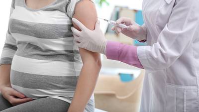 ¿Puedo vacunarme contra el COVID-19 si estoy embarazada?