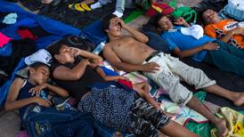 Trump evalúa imponer veto migratorio para frenar caravana de migrantes