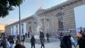 Feministas incendian la puerta de la Presidencia Municipal de Irapuato