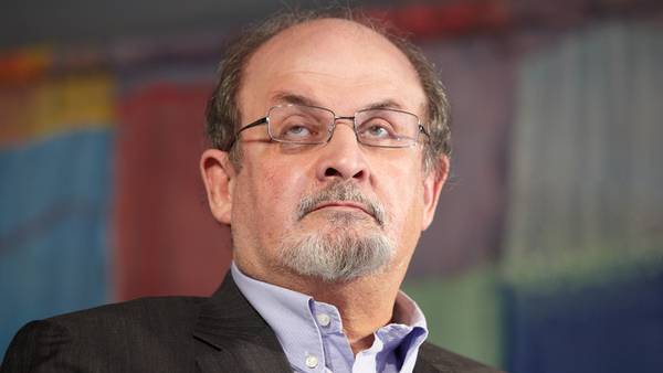 Salman Rushdie: Reportan estado de salud del escritor como crítico; podría perder un ojo